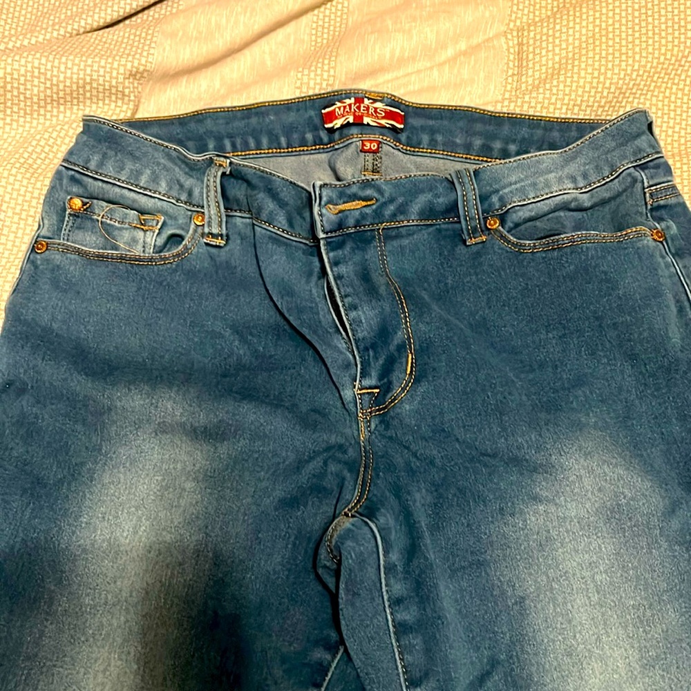 Makers women’s jeans skinny size 30. Light wash comfortable